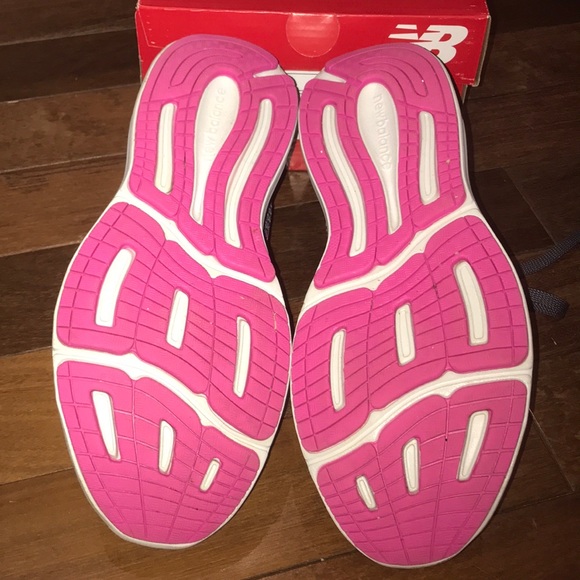 EUC Women’s New Balance Size 9 Running Shoes - Picture 6 of 6